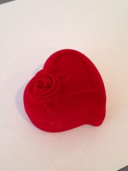 Piros bársony szív doboz (gyűrű,karikagyűrű)