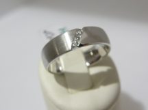   Fehér arany karikagyűrű 3 kis kővel  "ÖRÖKKÉ"